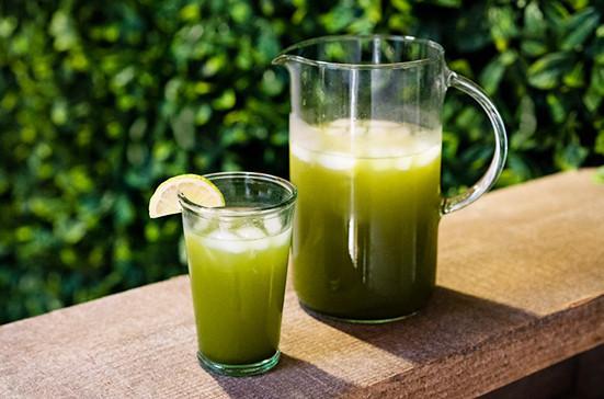 Bulk matcha lemonade mix for cafés and beverage shops